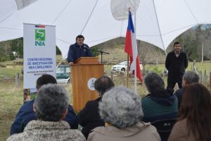 Héctor Pauchard explica cómo opera la nueva estación.