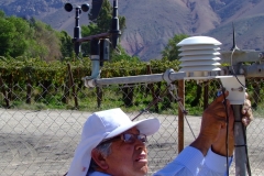 Rubén Alfaro instalando panel protector 41303-5